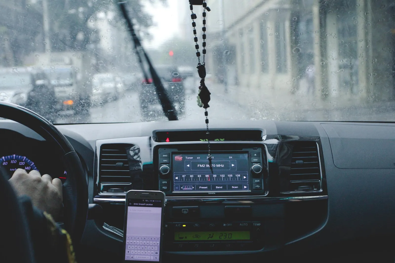 lái xe dưới mưa theo bản đồ điện thoại — sống để làm gì theo lộ trình người khác