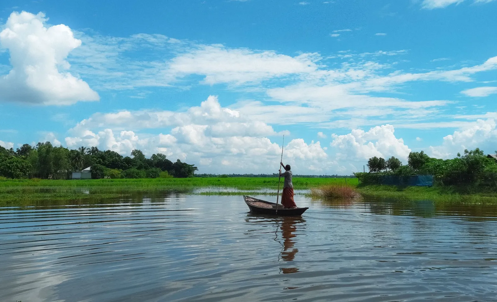 con thuyền trên sông — giá trị sống và Pháp như chiếc bè