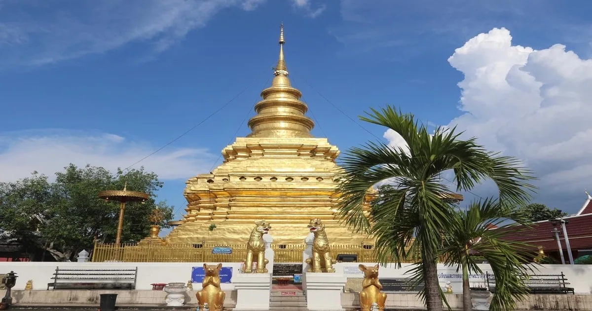The stupa of Wat Phra That Si Chom Thong — a vipassana retreat in Thailand at this temple's centre