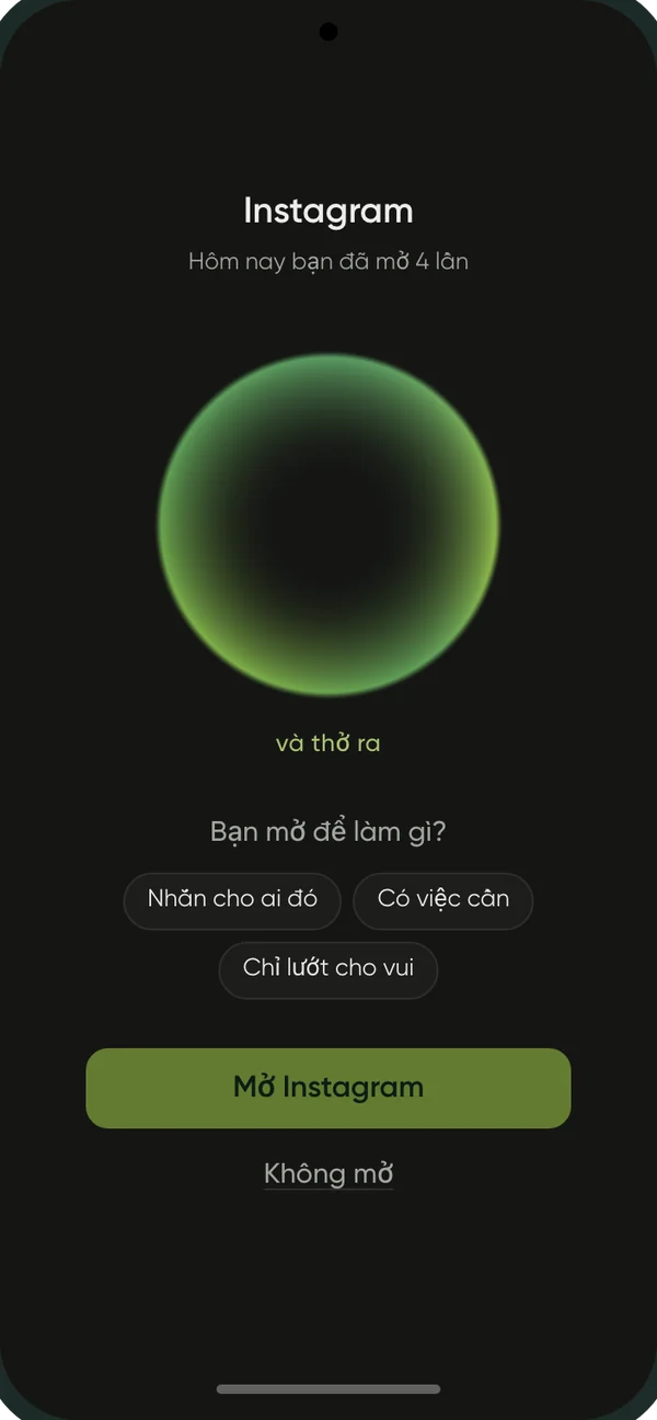 Một hơi thở trước bảng tin